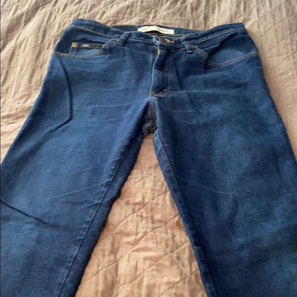 Gently worn Lee Regular Fit dark wash sz 33x32